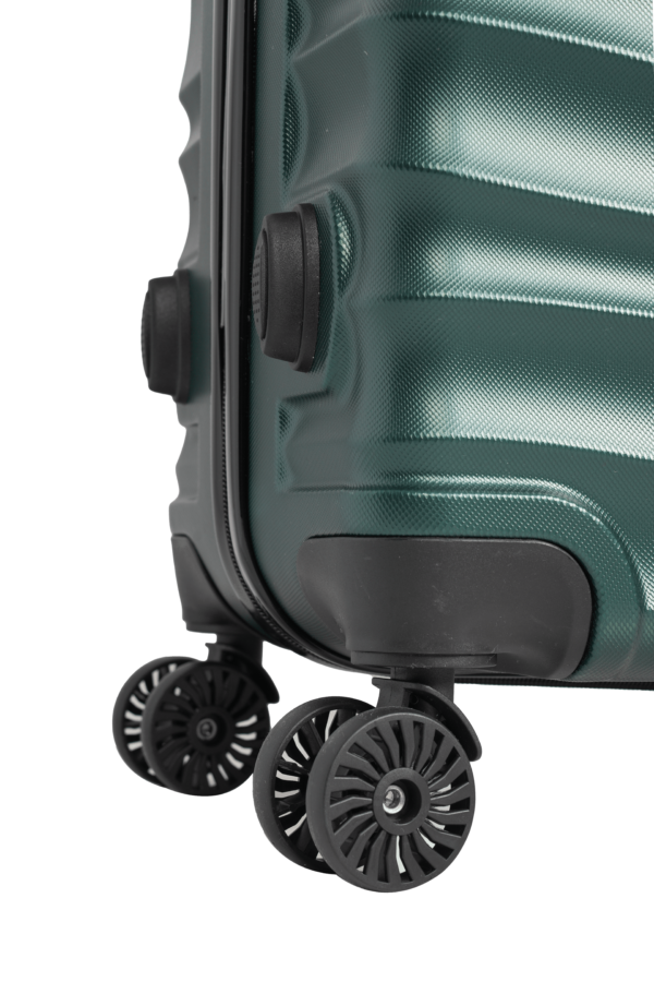 luggage bags with scratch resistant finish and 360° spinner wheels